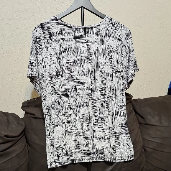 Nine West Black and White Patterned Short Sleeve Top - Picture 4 of 6